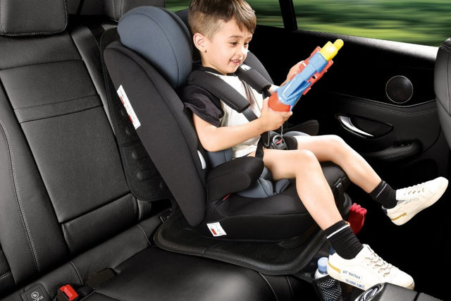 兒童安全座椅搭配 ISOFIX 固定與安全座椅保護墊示意